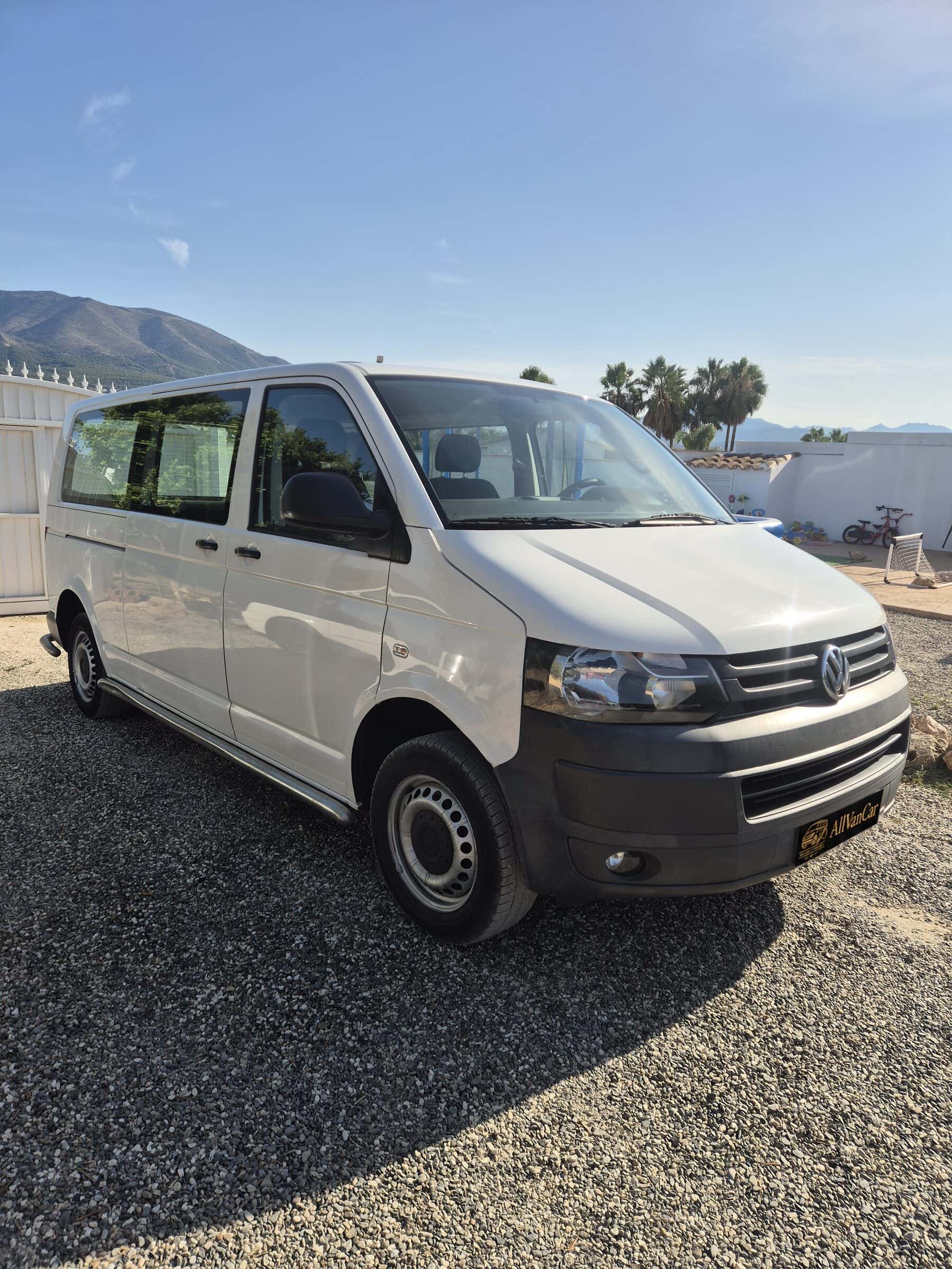 Volkswagen Transporter blanca con paragolpes grises antes de la preparación