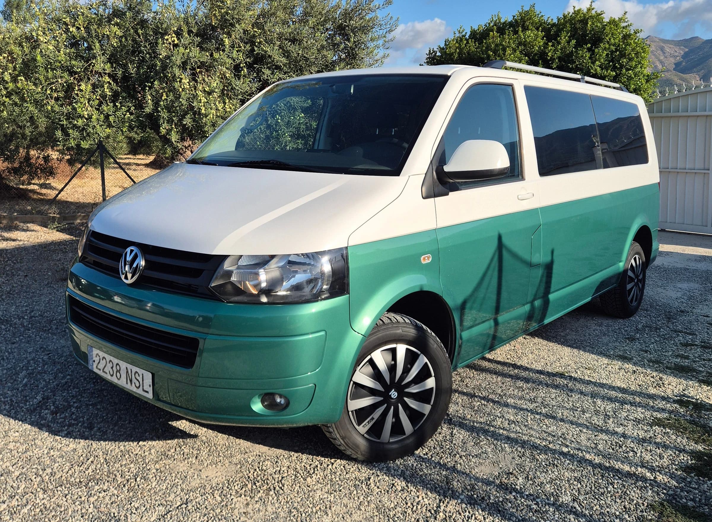 La misma Transporter con acabado verde y blanco y ruedas oscuras