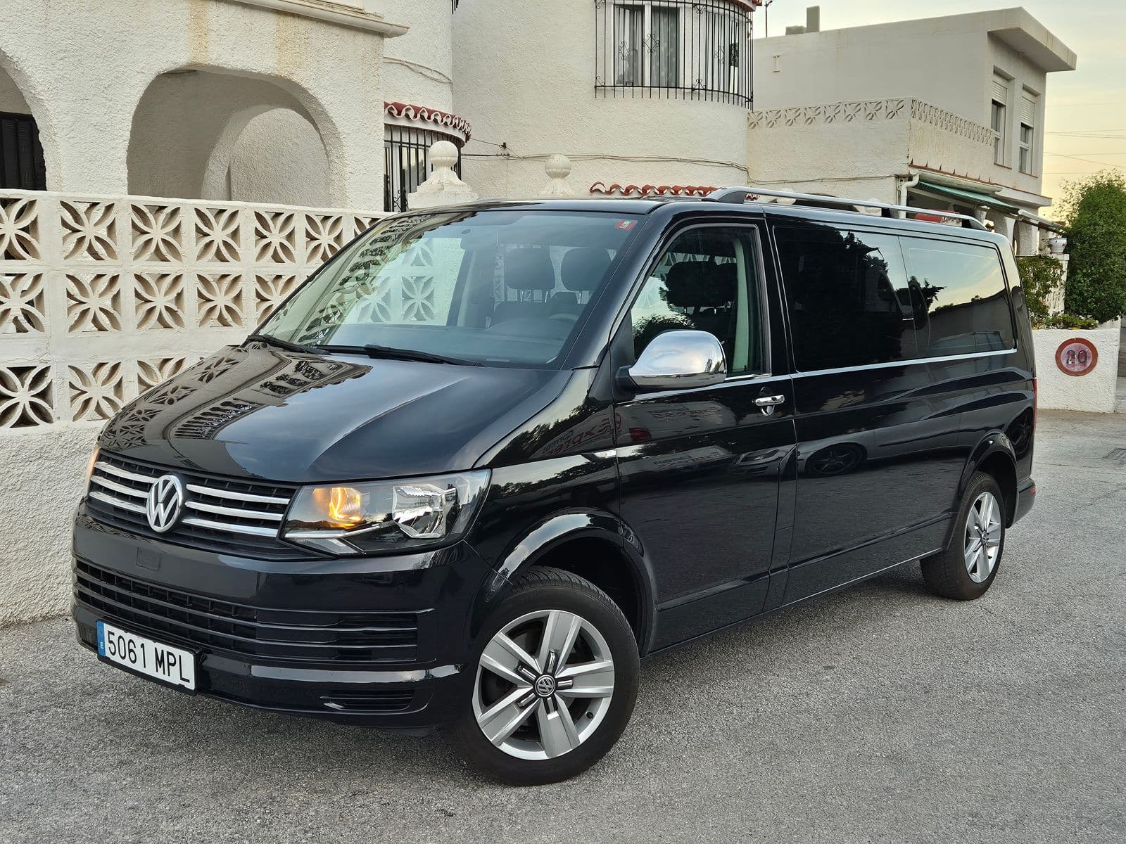 VW Transporter T6 2.0TDI DSG 8 Plazas entregado por AllVanCar