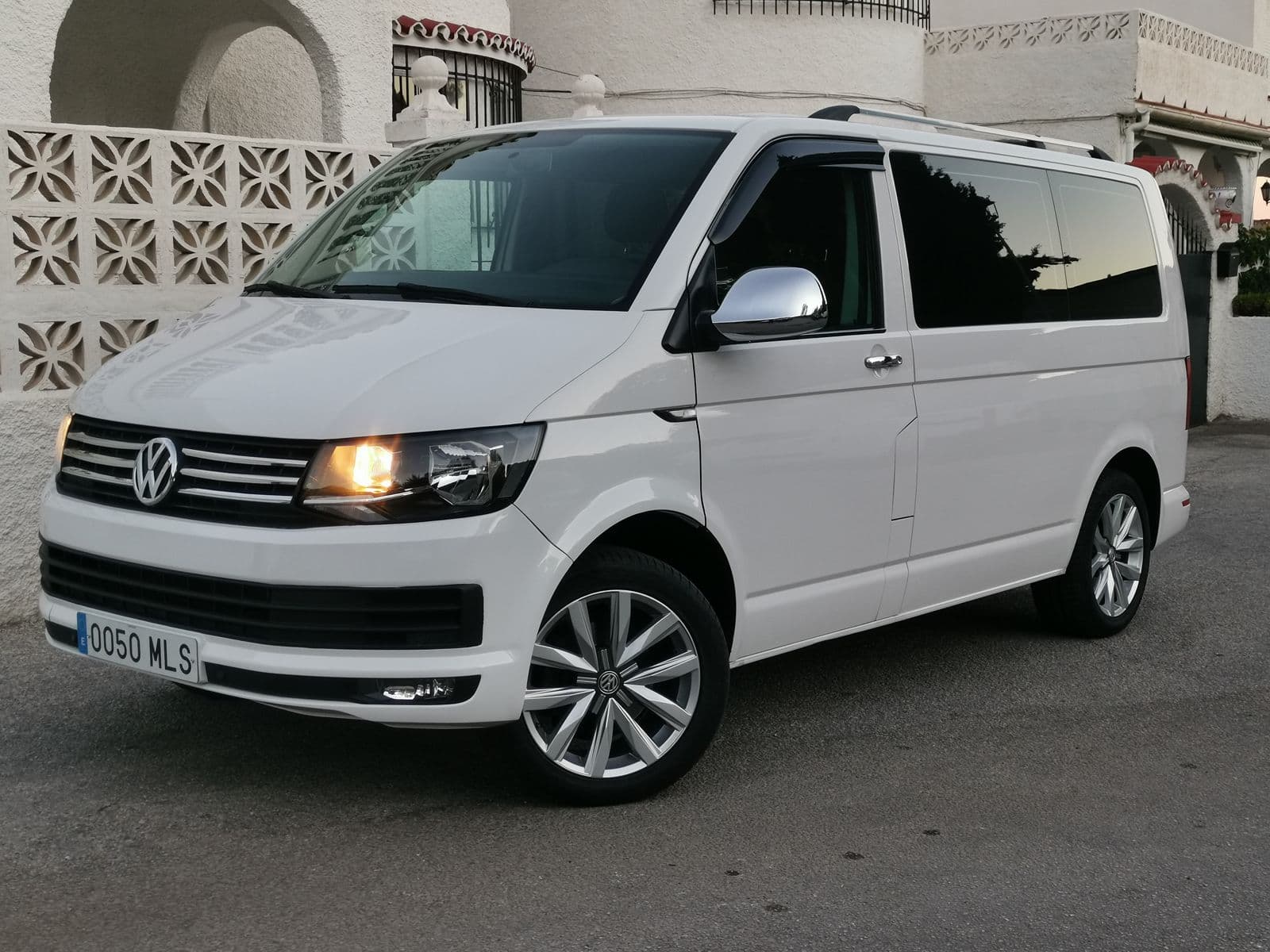 VW Transporter T6 2.0TDI 150CV DSG 8 Plazas entregado por AllVanCar