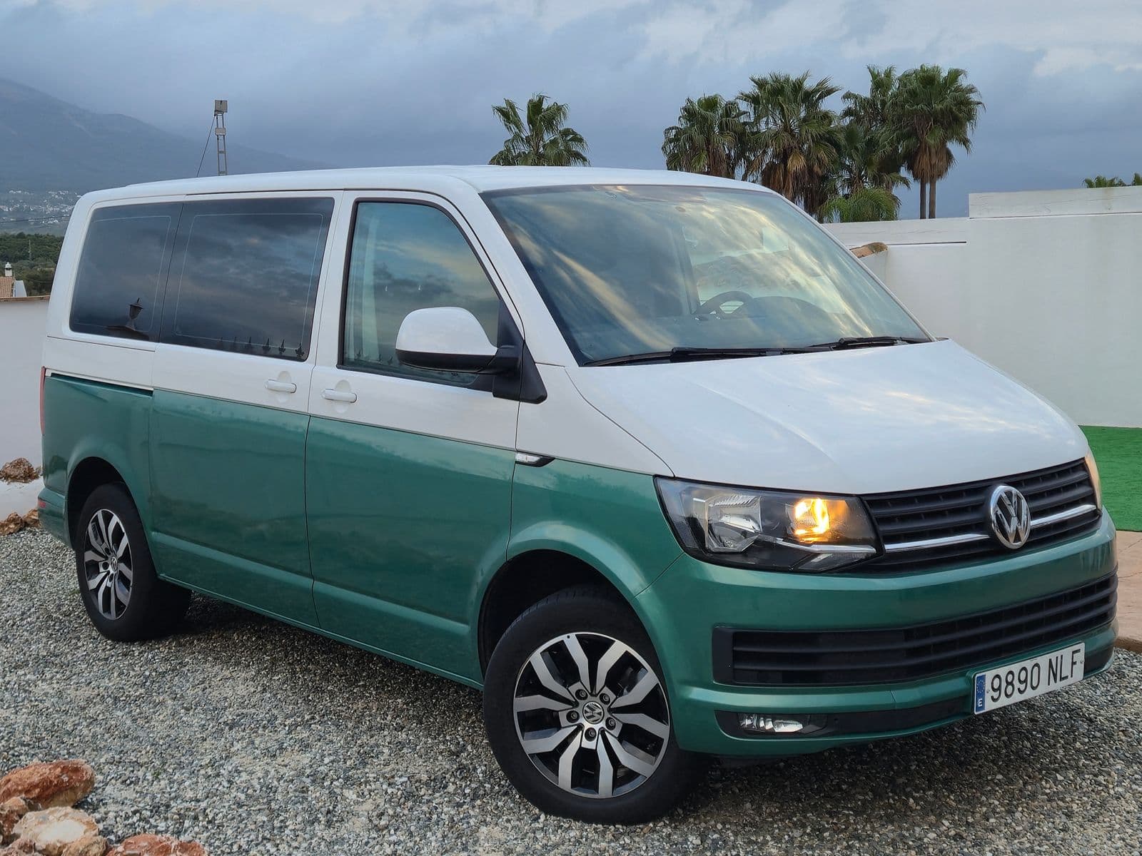 Furgoneta o vehículo de ocasión Volkswagen Transporter T6 8 Plazas en Málaga